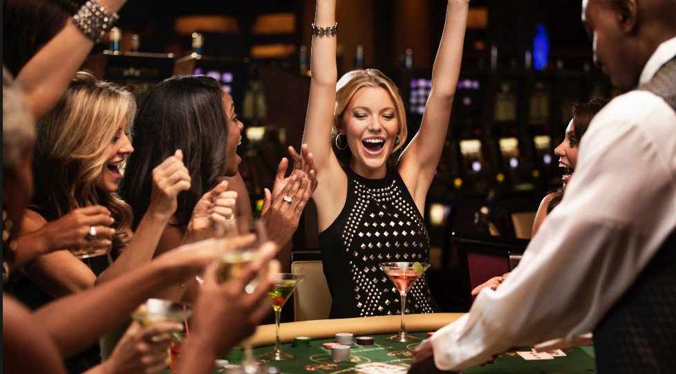 How to play casino war? 2023 betting strategy